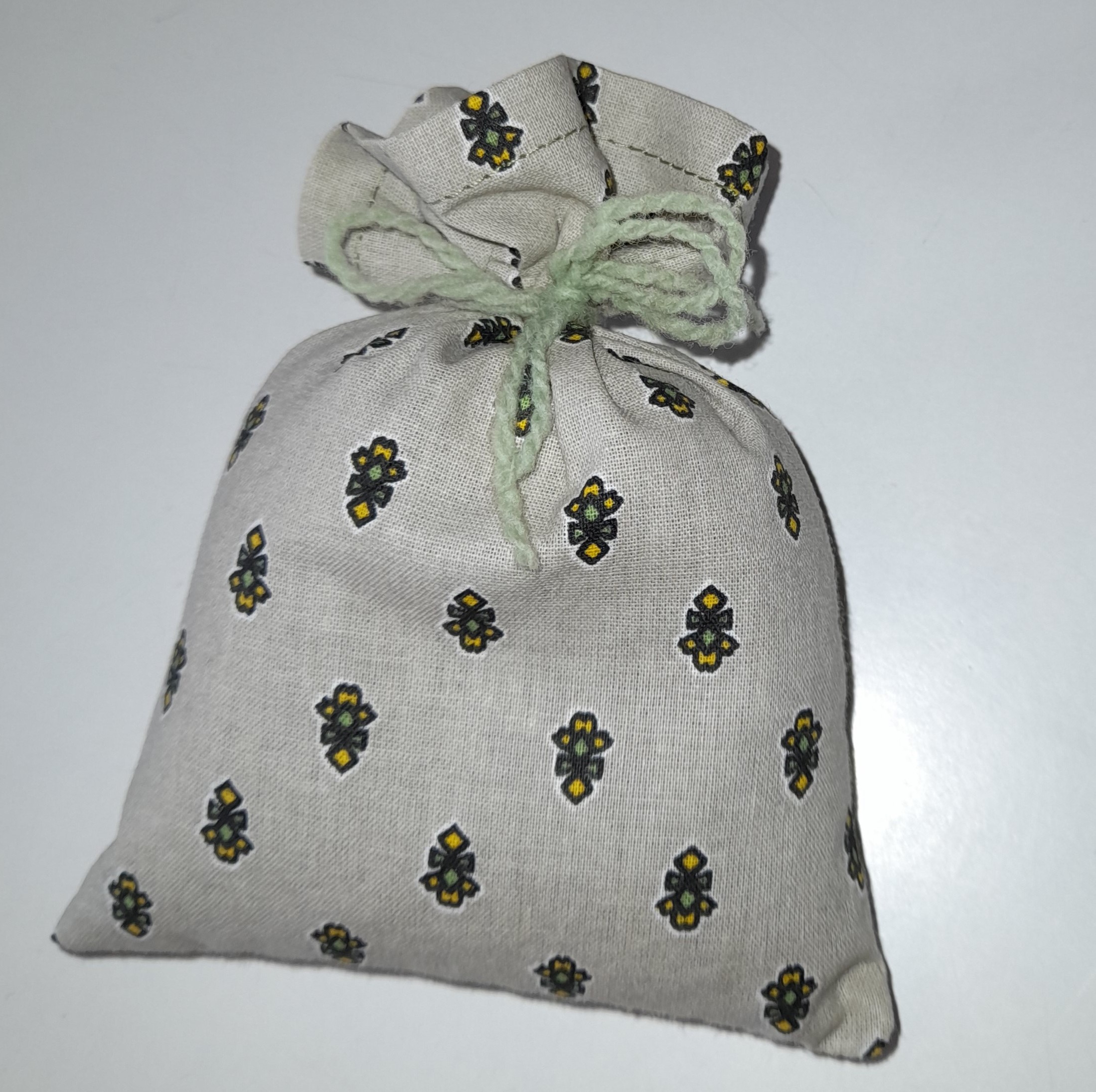 Sachet de fleurs de lavandin bio , tissu proven&ccedil;al
