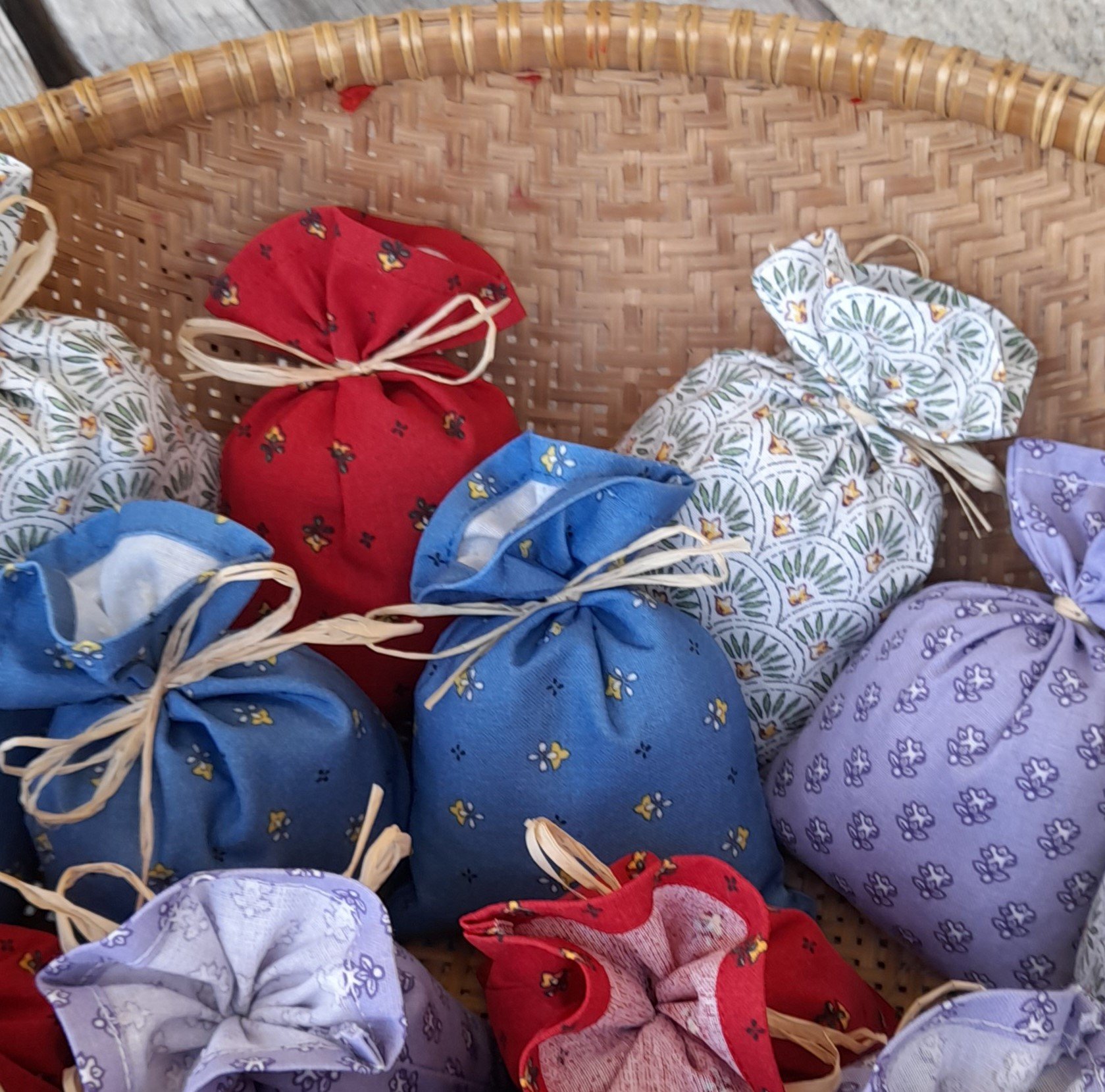 Sachet de fleurs de lavandin bio , tissu proven&ccedil;al